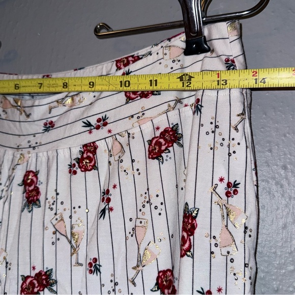 Soma White Pants with Red Floral Design leg ankle - Picture 9 of 12